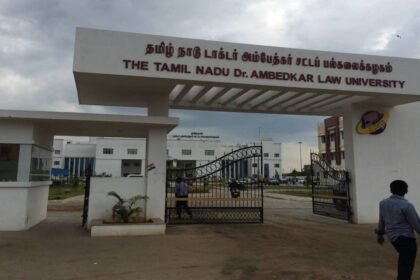 தமிழ்நாடு டாக்டர் அம்பேத்கர் சட்டப் பல்கலைக்கழகத்தின் பெயர் பலகை