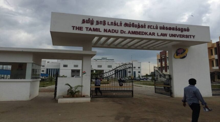 தமிழ்நாடு டாக்டர் அம்பேத்கர் சட்டப் பல்கலைக்கழகத்தின் பெயர் பலகை