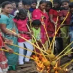 ஆடி முதல் நாள் அன்று தேங்காய் சுட்டு அம்மனுக்குப் படைக்கும் காட்சி