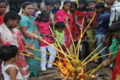 ஆடி முதல் நாள் அன்று தேங்காய் சுட்டு அம்மனுக்குப் படைக்கும் காட்சி