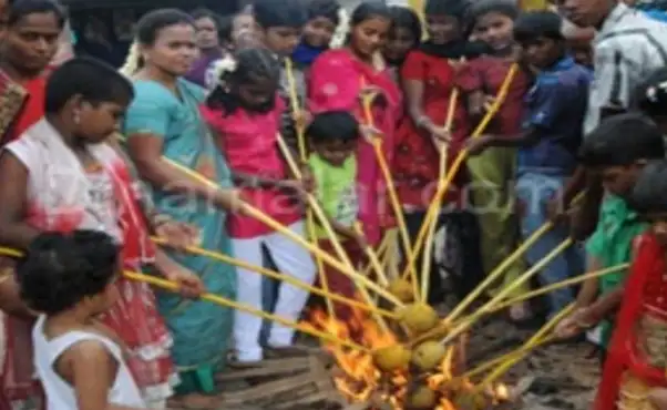 ஆடி முதல் நாள் அன்று தேங்காய் சுட்டு அம்மனுக்குப் படைக்கும் காட்சி