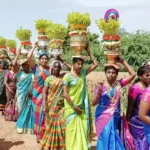 ஆடி மாத முளைப்பாரி வழிபாட்டில் பெண்கள் பங்கேற்கும் காட்சி