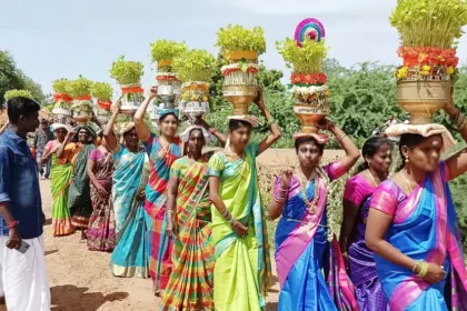ஆடி மாத முளைப்பாரி வழிபாட்டில் பெண்கள் பங்கேற்கும் காட்சி