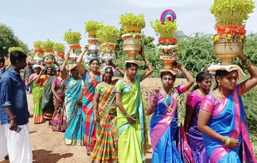 ஆடி மாத முளைப்பாரி வழிபாட்டில் பெண்கள் பங்கேற்கும் காட்சி