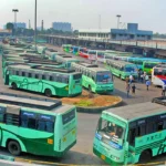 ஆடிப்பெருக்கு பண்டிகையை முன்னிட்டு சிறப்பு பேருந்துகள் இயக்கப்படுவதை குறிக்கும் அறிவிப்பு பலகை