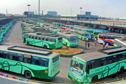ஆடிப்பெருக்கு பண்டிகையை முன்னிட்டு சிறப்பு பேருந்துகள் இயக்கப்படுவதை குறிக்கும் அறிவிப்பு பலகை