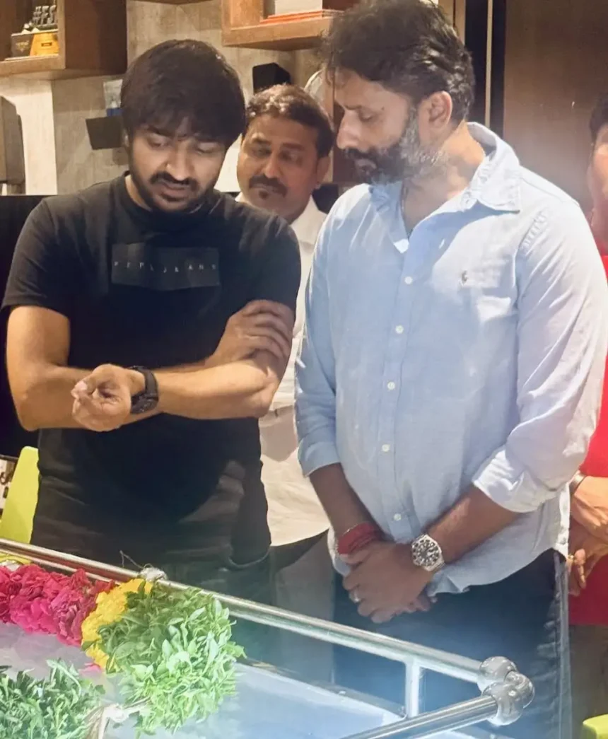 நடிகர் சதீஷ் மற்றும் அவரது குடும்பத்தினர்