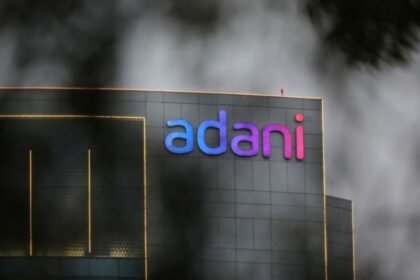 அதானி குழுமத்தின் லோகோ அல்லது விமான நிலையத்தின் படம்