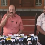 தமிழக வெற்றிக் கழகத்தைச் சேர்ந்த பெங்களூரு புகழேந்தி செய்தியாளர்களைச் சந்தித்துப் பேசுகிறார்