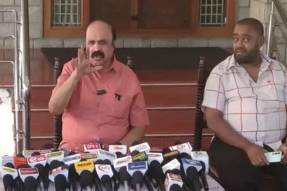 தமிழக வெற்றிக் கழகத்தைச் சேர்ந்த பெங்களூரு புகழேந்தி செய்தியாளர்களைச் சந்தித்துப் பேசுகிறார்