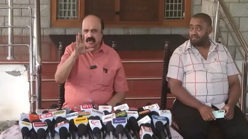 தமிழக வெற்றிக் கழகத்தைச் சேர்ந்த பெங்களூரு புகழேந்தி செய்தியாளர்களைச் சந்தித்துப் பேசுகிறார்