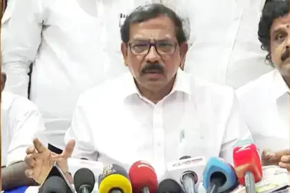 முன்னாள் அமைச்சர் மா.பா. பாண்டியராஜன் செய்தியாளர்களிடம் பேசுகிறார்