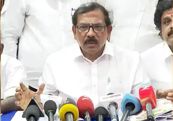 முன்னாள் அமைச்சர் மா.பா. பாண்டியராஜன் செய்தியாளர்களிடம் பேசுகிறார்
