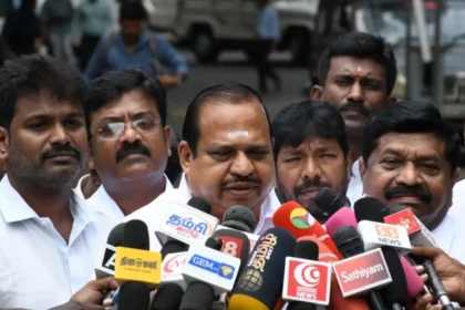 தமிழ்நாடு காவல்துறை தலைமை இயக்குநர் அலுவலகத்தில் புகார் அளிக்கும் அதிமுக நிர்வாகிகள்