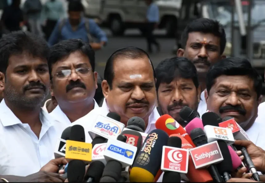 தமிழ்நாடு காவல்துறை தலைமை இயக்குநர் அலுவலகத்தில் புகார் அளிக்கும் அதிமுக நிர்வாகிகள்