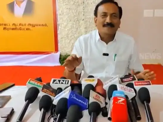அதிமுக எம்எல்ஏ சுகுமார் செய்தியாளர்களிடம் பேசுகிறார்