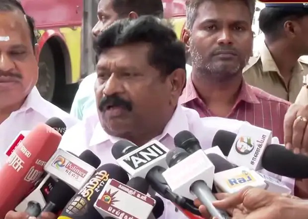 அதிமுக எம்.பி. இன்பதுரை ஆளுநரிடம் புகார் மனு அளிக்கும் காட்சி
