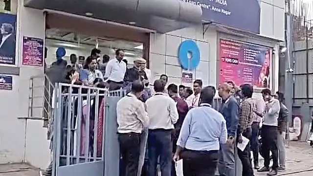 வங்கி ஊழியர்கள் போராட்டத்தில் ஈடுபட்டிருக்கும் காட்சி