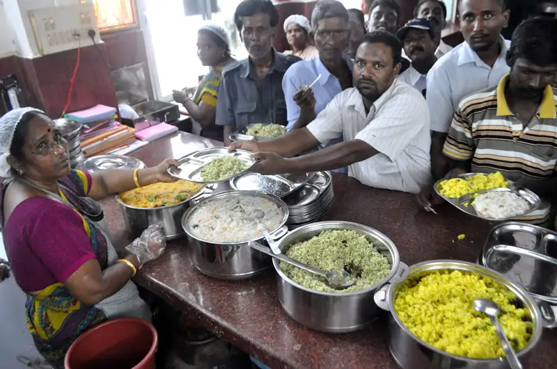 சென்னையில் செயல்படும் அம்மா உணவகம்