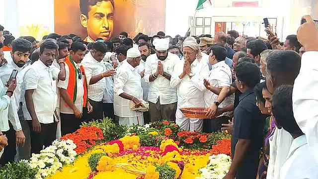 டாக்டர் ஏ.பி.ஜே. அப்துல் கலாம் நினைவிடத்தில் அஞ்சலி செலுத்தும் அண்ணாமலை