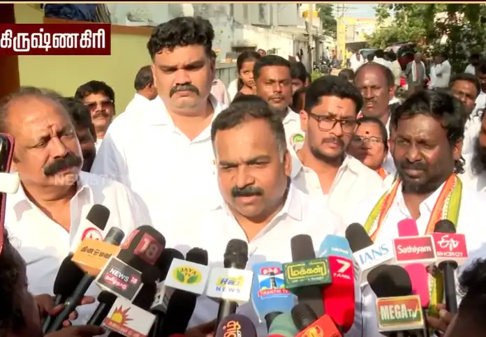 காங்கிரஸ் மாநில தலைவர் மாணிக்கம் தாகூர் செய்தியாளர்களை சந்திக்கும் காட்சி