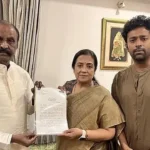 கவிஞர் வைரமுத்து மற்றும் நடிகர் சாந்தனு ஆகியோர் திருமதி. பூர்ணிமாவிடம் சுயசரிதை நூலின் முன்னுரையை வழங்குகின்றனர்