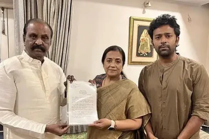 கவிஞர் வைரமுத்து மற்றும் நடிகர் சாந்தனு ஆகியோர் திருமதி. பூர்ணிமாவிடம் சுயசரிதை நூலின் முன்னுரையை வழங்குகின்றனர்