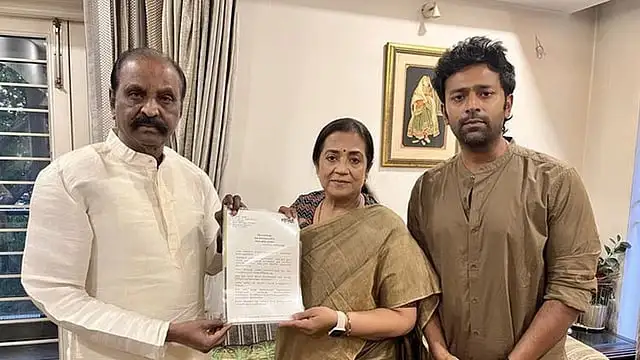 கவிஞர் வைரமுத்து மற்றும் நடிகர் சாந்தனு ஆகியோர் திருமதி. பூர்ணிமாவிடம் சுயசரிதை நூலின் முன்னுரையை வழங்குகின்றனர்
