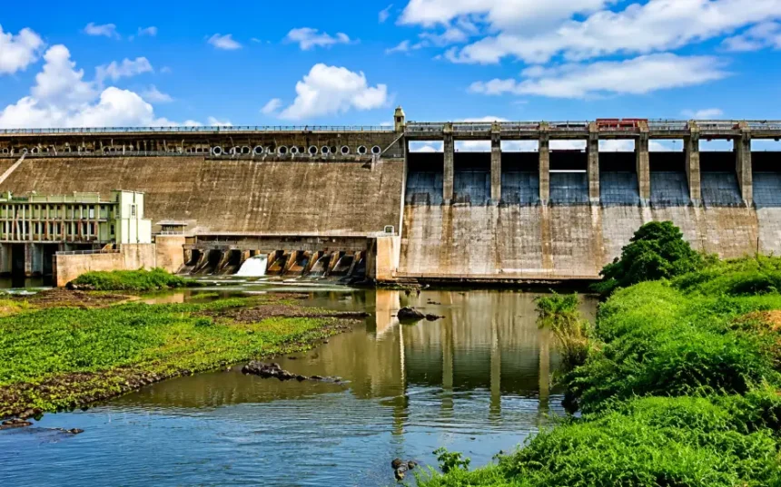 பவானிசாகர் அணை நீர்வரத்து குறைந்துள்ளதைக் காட்டும் காட்சி