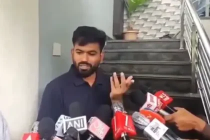 சிஜேபி நிறுவனர் அபிஜித் தீப்கே செய்தியாளர் சந்திப்பில் பேசுகிறார்
