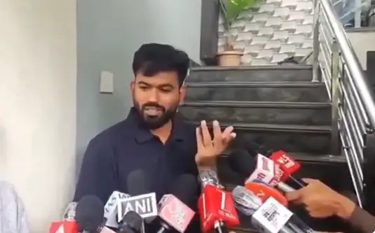 சிஜேபி நிறுவனர் அபிஜித் தீப்கே செய்தியாளர் சந்திப்பில் பேசுகிறார்