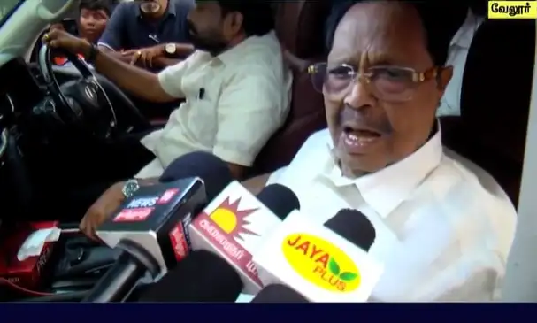 திமுக பொதுச்செயலாளர் துரைமுருகன் செய்தியாளர்களிடம் பேசுகிறார்