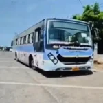 நடுரோட்டில் நிறுத்தப்பட்ட அரசு பேருந்து