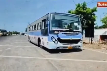 நடுரோட்டில் நிறுத்தப்பட்ட அரசு பேருந்து