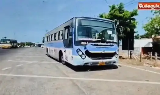 நடுரோட்டில் நிறுத்தப்பட்ட அரசு பேருந்து