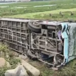சென்னையில் சதுப்பு நிலத்தில் கவிழ்ந்து கிடக்கும் அரசு பேருந்து
