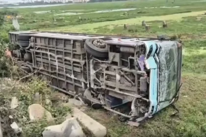 சென்னையில் சதுப்பு நிலத்தில் கவிழ்ந்து கிடக்கும் அரசு பேருந்து