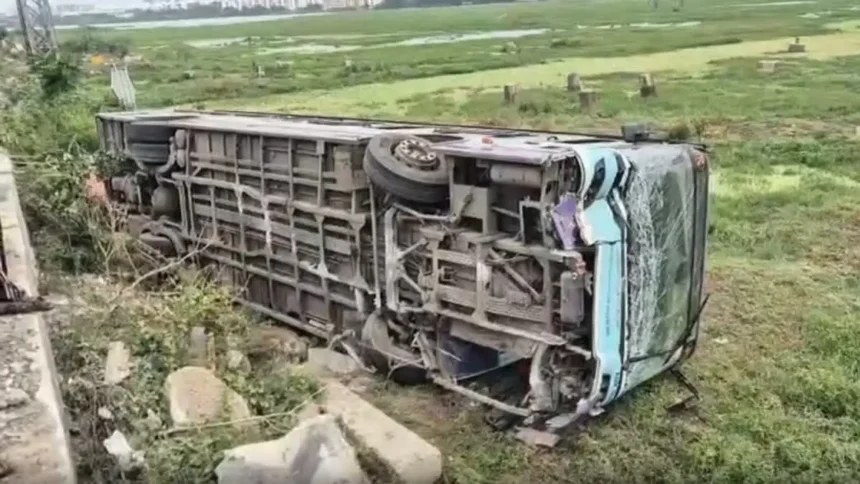 சென்னையில் சதுப்பு நிலத்தில் கவிழ்ந்து கிடக்கும் அரசு பேருந்து