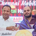 சென்னை மொபைல்ஸ் நிறுவனத்தின் நிறுவனர் சம்சு அலி வாடிக்கையாளர்களுக்கு தங்க நாணயங்களை வழங்குகிறார்