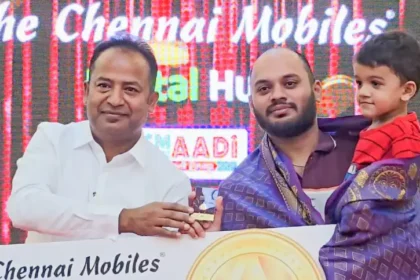 சென்னை மொபைல்ஸ் நிறுவனத்தின் நிறுவனர் சம்சு அலி வாடிக்கையாளர்களுக்கு தங்க நாணயங்களை வழங்குகிறார்