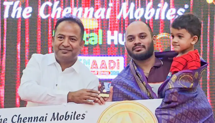 சென்னை மொபைல்ஸ் நிறுவனத்தின் நிறுவனர் சம்சு அலி வாடிக்கையாளர்களுக்கு தங்க நாணயங்களை வழங்குகிறார்