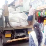 சென்னை மாநகராட்சி அதிகாரிகள் தடை செய்யப்பட்ட பிளாஸ்டிக் பொருட்களை ஆய்வு செய்கின்றனர்