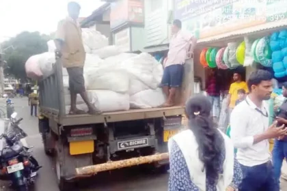 சென்னை மாநகராட்சி அதிகாரிகள் தடை செய்யப்பட்ட பிளாஸ்டிக் பொருட்களை ஆய்வு செய்கின்றனர்
