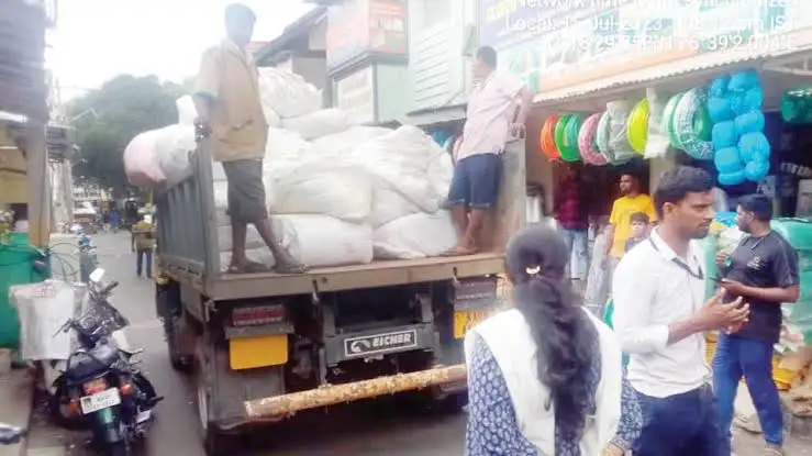 சென்னை மாநகராட்சி அதிகாரிகள் தடை செய்யப்பட்ட பிளாஸ்டிக் பொருட்களை ஆய்வு செய்கின்றனர்