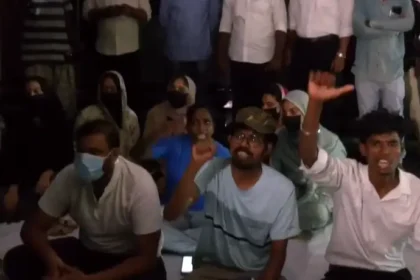 சென்னையில் கரப்பான்பூச்சி ஜனதா கட்சிக்கு ஆதரவாக போராட்டத்தில் ஈடுபட்ட இளைஞர்கள்