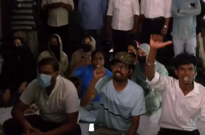சென்னையில் கரப்பான்பூச்சி ஜனதா கட்சிக்கு ஆதரவாக போராட்டத்தில் ஈடுபட்ட இளைஞர்கள்