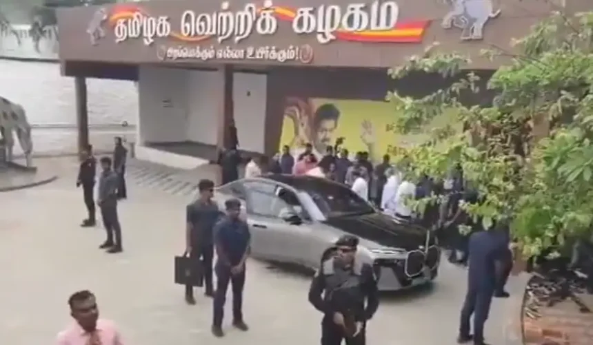 முதலமைச்சர் விஜய் பட்டு வேட்டி சட்டையில் தவெக தலைமை அலுவலகத்தில் வருகை தருகிறார்