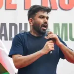 கரப்பான்பூச்சி ஜனதா கட்சி தலைவர் அமைதிப் போராட்டத்திற்கு அழைப்பு விடுக்கும் படம்