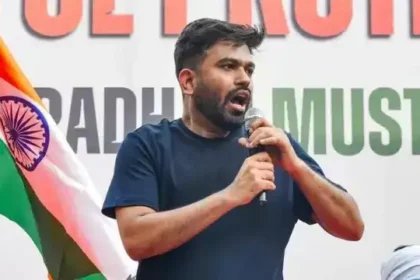 கரப்பான்பூச்சி ஜனதா கட்சி தலைவர் அமைதிப் போராட்டத்திற்கு அழைப்பு விடுக்கும் படம்