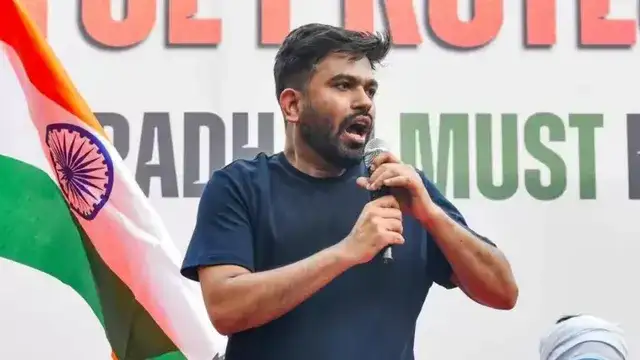 கரப்பான்பூச்சி ஜனதா கட்சி தலைவர் அமைதிப் போராட்டத்திற்கு அழைப்பு விடுக்கும் படம்